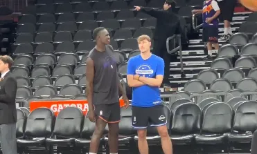 星空体育下载app-杜克校友！弗拉格与马卢阿奇今日赛前两人亲切热聊